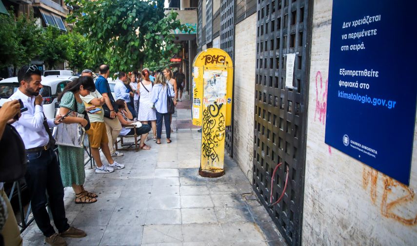 Ουρές στο Κτηματολόγιο Αθήνας: «Ορισμένοι παίρνουν νωρίς νούμερα και τα πουλάνε», λέει ο γ.γ. της ΠΟΜΙΔΑ