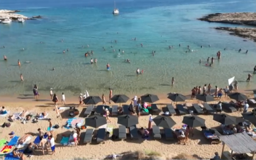 «Κίνημα πετσέτας»: «Υπάρχουν παραλίες κατειλημμένες στο 100% χωρίς άδεια» &#8211; Πώς απαντά ο δήμαρχος Πάρου στις καταγγελίες