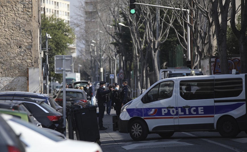 Αστυνομικός που χειριζόταν υποθέσεις ενδοοικογενειακής βίας δολοφονήθηκε στη μέση του δρόμου από τον πρώην σύντροφό της