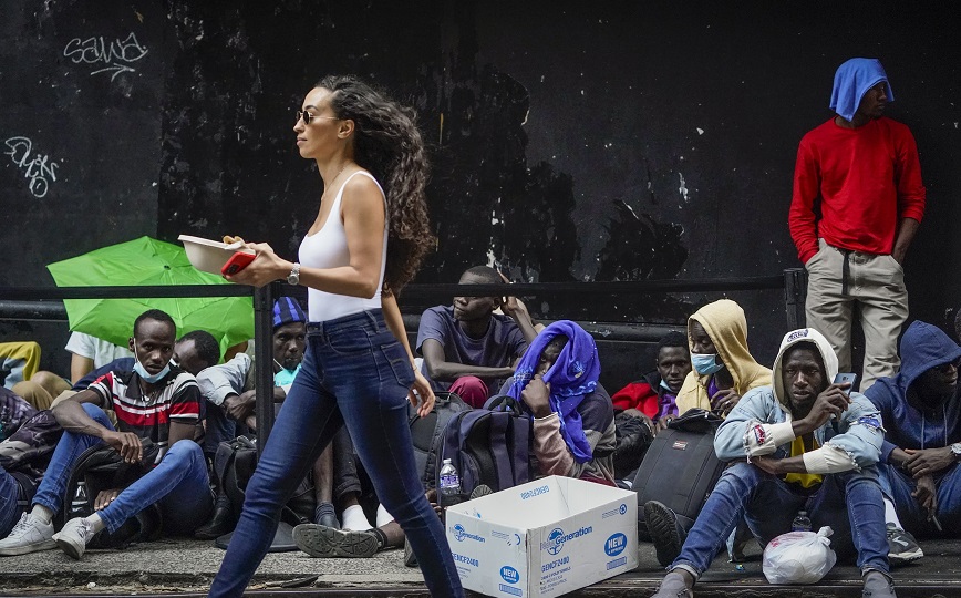 Εικόνες χάους στη Νέα Υόρκη: Εκατοντάδες μετανάστες κοιμούνται στα πεζοδρόμια &#8211; Έκκληση να επέμβει αμέσως η κυβέρνηση