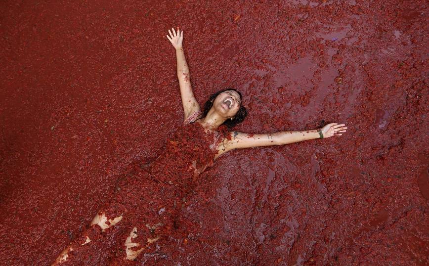 Tomatina: Μαγικές εικόνες από τον ετήσιο ντοματοπόλεμο στην Ισπανία