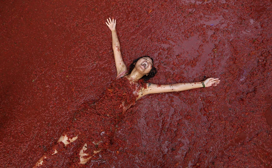 Tomatina: Μαγικές εικόνες από τον ετήσιο ντοματοπόλεμο στην Ισπανία