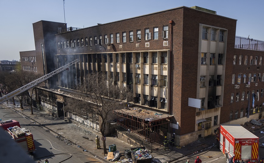 Τουλάχιστον οι 73 νεκροί από την φωτιά σε 5όροφο κτίριο στο Γιοχάνεσμπουργκ &#8211; «Είδα έναν να πηδάει από τον τέταρτο»
