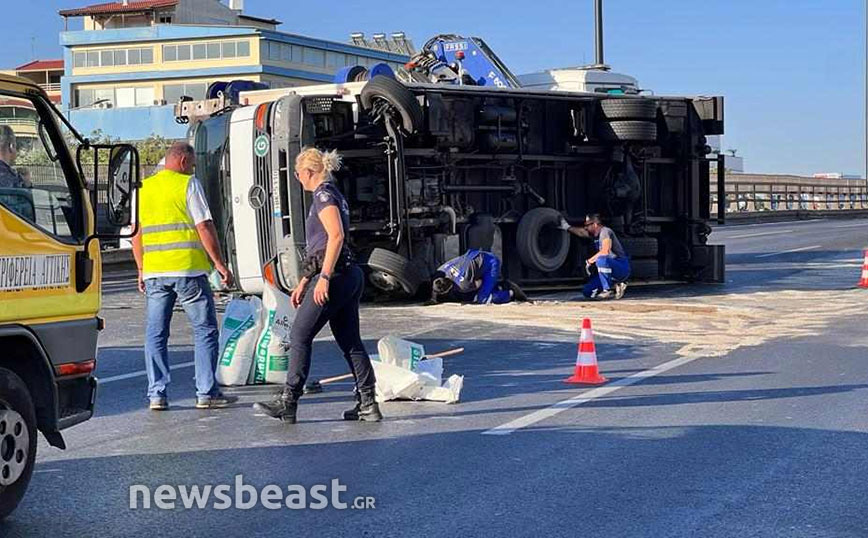 Ουρές χιλιομέτρων στον Κηφισό μετά την ανατροπή φορτηγού – Εικόνες από το σημείο