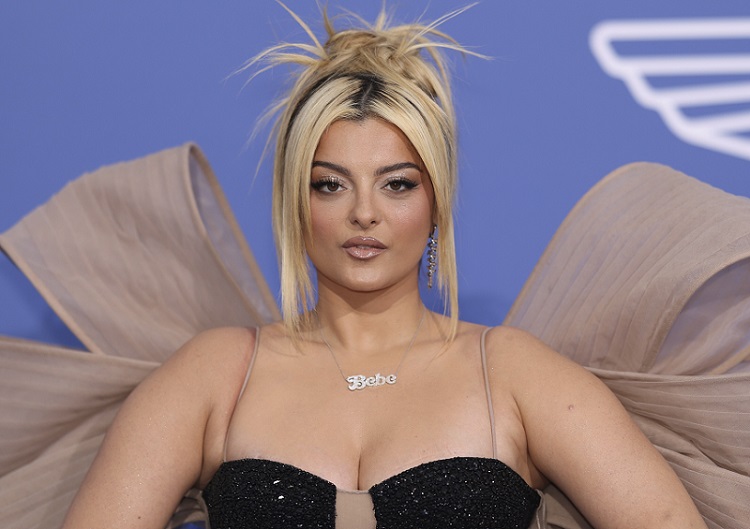 Η Bebe Rexha έκλαψε στην σκηνή επιβεβαιώνοντας τον χωρισμό της από τον σύντροφό της έπειτα από μήνυμα που της έστειλε επειδή «πάχυνε»