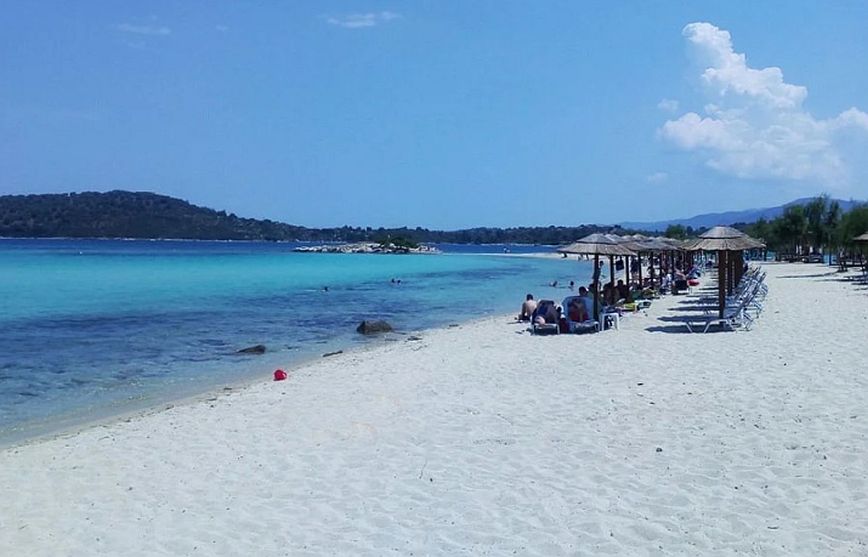 Χαλκιδική: Γνωστό beach bar απαγόρευσε σε γονείς να ταΐσουν το παιδί τους