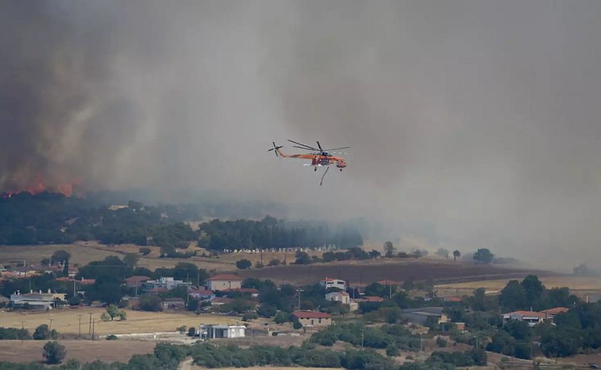 Φωτιά στην Αλεξανδρούπολη: Έφτασε στις αυλές των σπιτιών στο Δωρικό η φωτιά – Αναφορές για καμένα σπίτια