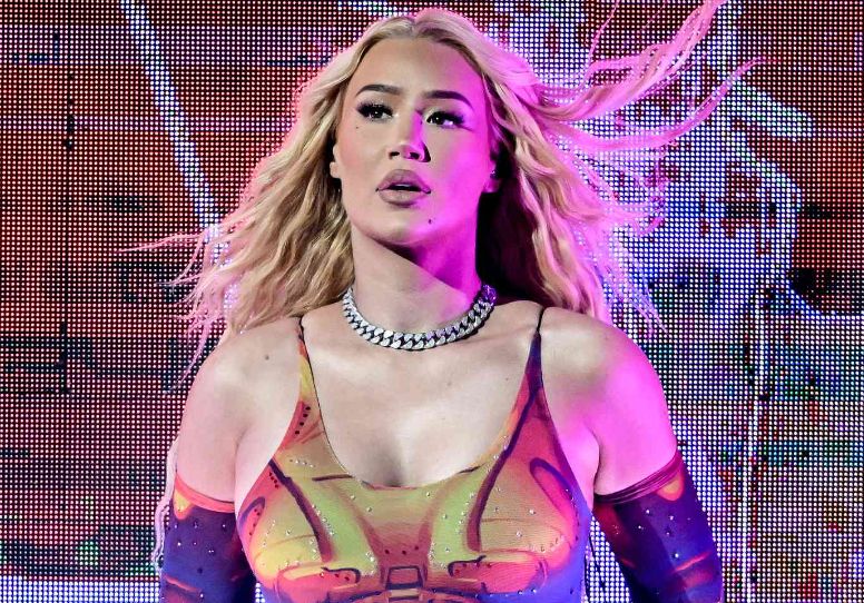 Iggy Azalea: Σκίστηκε το δερμάτινο παντελόνι της σε συναυλία στη Σαουδική Αραβία και οι τοπικές αρχές διέκοψαν το σόου