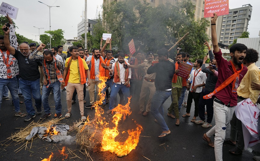 Ινδία: Τουλάχιστον τέσσερις νεκροί σε οδομαχίες ανάμεσα σε ινδουϊστές και μουσουλμάνους – Έβαλαν φωτιά σε τζαμί