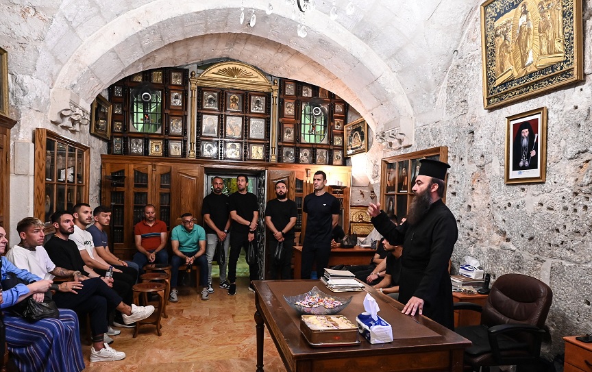 ΠΑΟΚ: Η αποστολή του επισκέφθηκε το Ναό της Αναστάσεως στην Ιερουσαλήμ – Παίκτες και προπονητές προσκύνησαν στον Πανάγιο Τάφο
