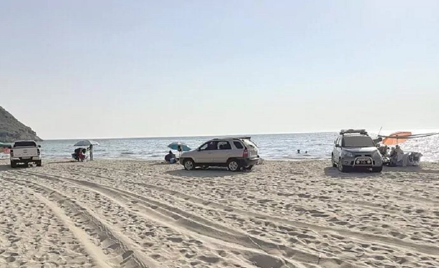 Αχαΐα: Πάρκαραν τα 4×4 πάνω στο… κύμα για να μην περπατήσουν στην αμμουδιά – Αντέδρασαν λουόμενοι και απειλήθηκε σύρραξη