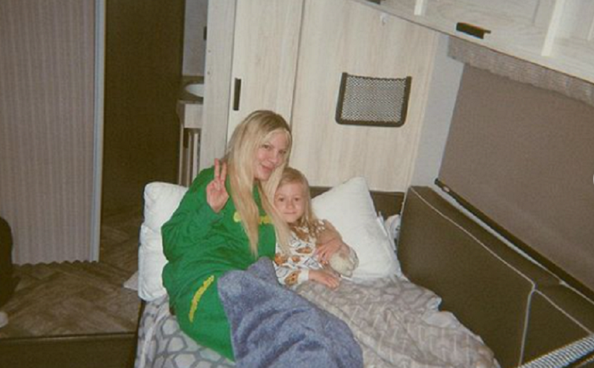 Η Τόρι Σπέλινγκ δημοσίευσε φωτογραφίες από το τροχόσπιτο που μένει μαζί με τα πέντε παιδιά της