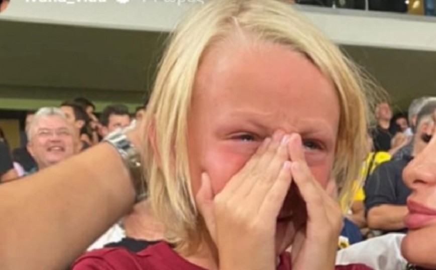 ΑΕΚ: Ξέσπασε σε κλάματα ο γιος του Βίντα στο γκολ πρόκρισης