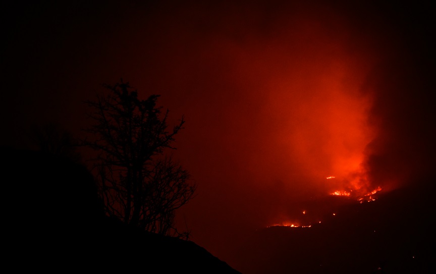Αδιάκοπη η μάχη με τις φλόγες: Αναζωπυρώθηκε η φωτιά στην Πάρνηθα, καίγονται σπίτια – Δραματική η κατάσταση σε Έβρο, Βοιωτία
