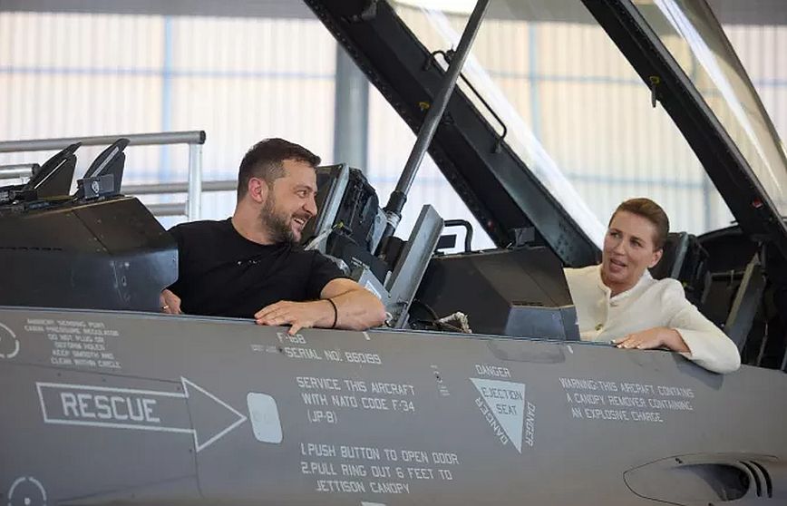 Ο Ζελένσκι φωτογραφίζεται μέσα σε F-16 με τη Δανή πρωθυπουργό – 19 μαχητικά θα πάρει το Κίεβο