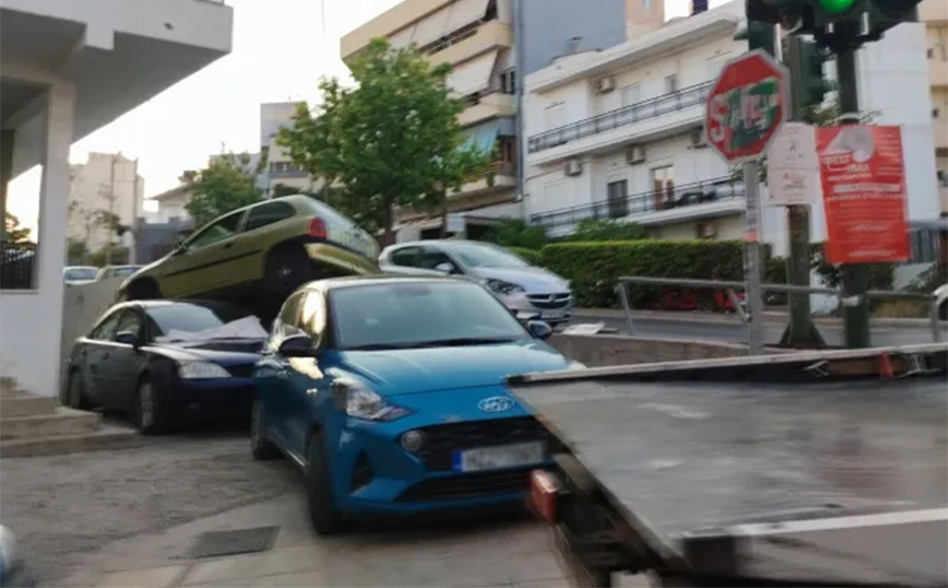 Κινηματογραφικό τροχαίο στο Ηράκλειο: «Καβάλησε» δύο σταθμευμένα αυτοκίνητα σε αυλή σπιτιού με το ΙΧ της