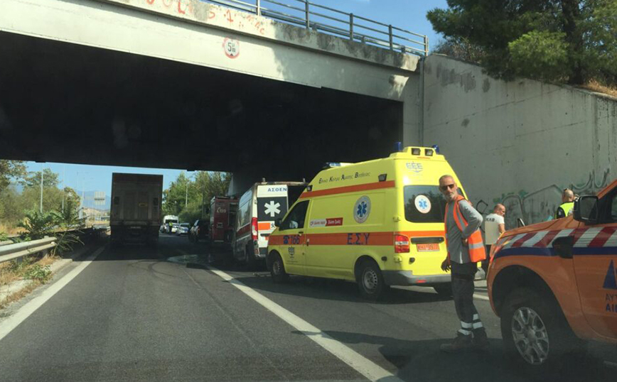 Ασθενοφόρο πήρε φωτιά στον κόμβο Βελεστίνου &#8211; Επέβαινε πλήρωμα 3 ατόμων