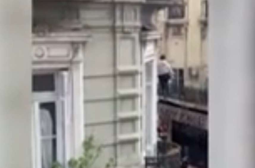 Συγκλονιστικό βίντεο με «απόδραση» γυναίκας από φλεγόμενο διαμέρισμα