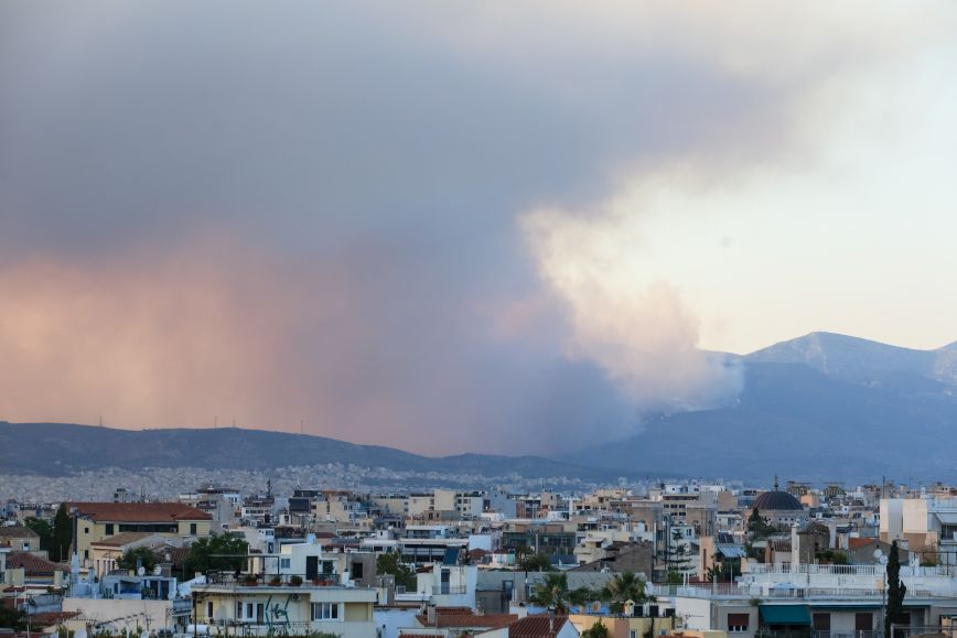 Οι κλειστοί δρόμοι εξαιτίας της φωτιάς στην περιοχή της Φυλής