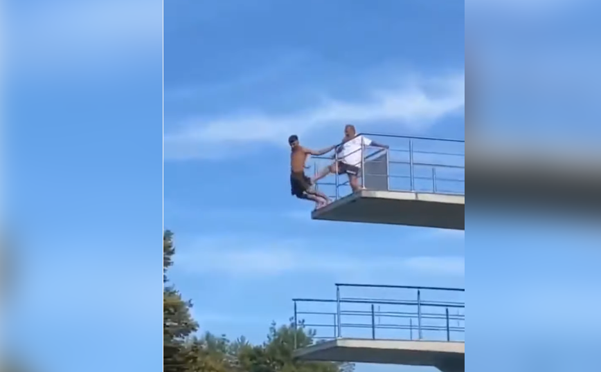 Άντρας φοβόταν να βουτήξει σε πισίνα και ναυαγοσώστης τον κλώτσησε από τον βατήρα ύψους 10 μ. με… το ζόρι