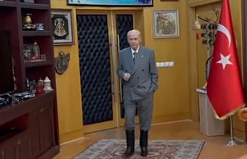 Ο Μπαχτσελί αντέγραψε τον Κεμάλ με στρατιωτικές μπότες και προκαλεί – «Η Κύπρος είναι τουρκική»