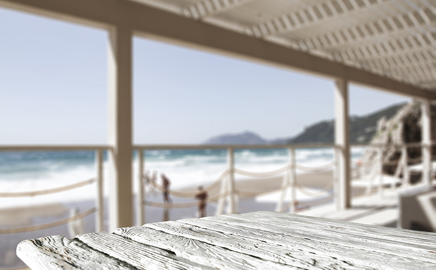 Το beach bar στη Χαλκιδική απαντά στην καταγγελία μητέρας &#8211; «Αντί να ταΐσει το παιδί, τάιζε την ίδια και τον άντρα της»