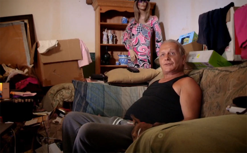 «Έχω να καθαρίσω το σπίτι μου εδώ και 10 χρόνια» – Χάος στο διαμέρισμα του Βρετανού που δεν μπορεί να φτάσει ούτε τους διακόπτες για τα φώτα