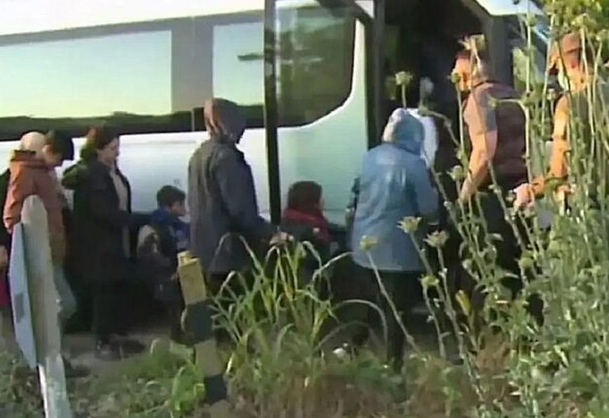 Μεγάλη ομάδα προσφύγων και μεταναστών στον Έβρο – Γυναίκες, παιδιά και βρέφη ανάμεσά τους