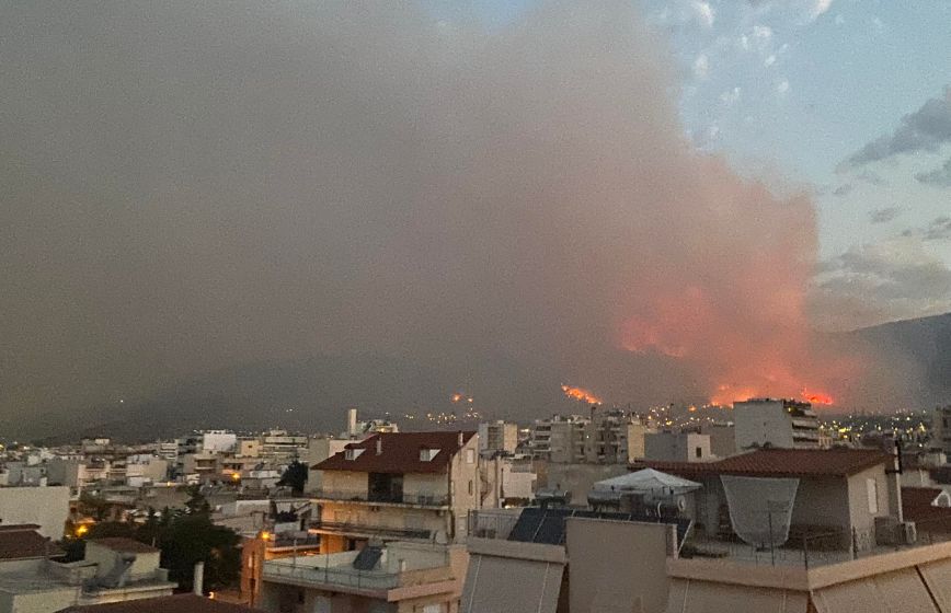 Φωτιά στην Αττική: Συνεχείς αναζωπυρώσεις, ακούστηκαν εκρήξεις – «Όλα δείχνουν εμπρησμό», είπε ο αντιδήμαρχος Φυλής