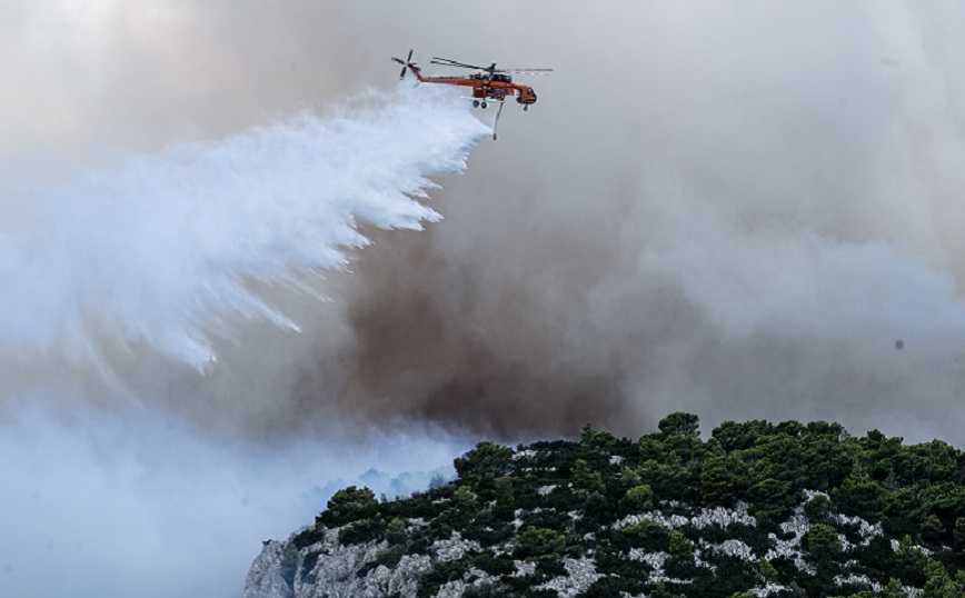 Στον Εθνικό Δρυμό η φωτιά της Πάρνηθας: Εκκενώνεται το Καζίνο, προς το Ολυμπιακό Χωριό κινούνται οι φλόγες