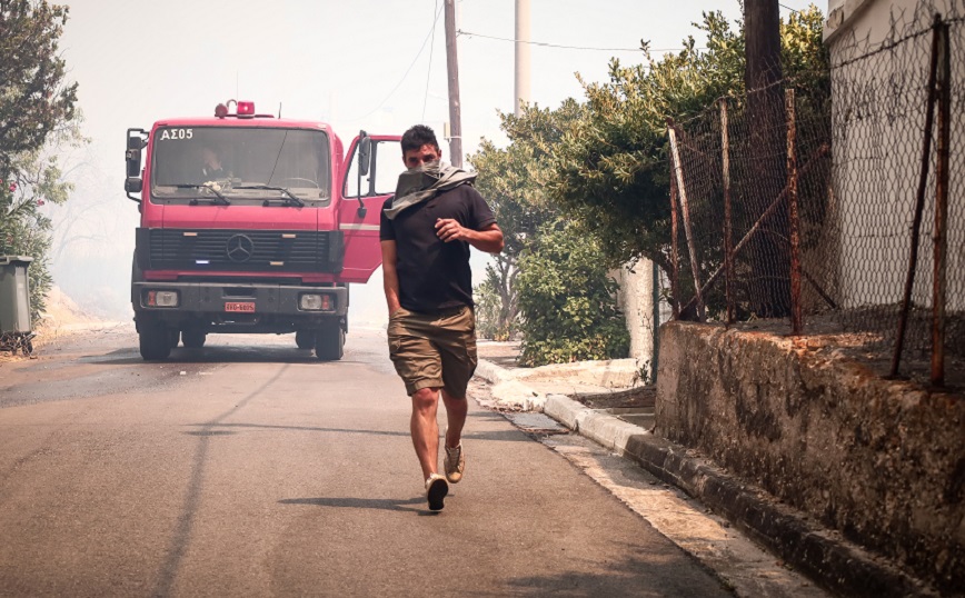 Φωτιές στην Αττική: Με ελικόπτερο απεγκλωβίστηκαν 6 άτομα στη Φυλή – Τραυματισμοί ανδρών της ΟΠΚΕ στον Ασπρόπυργο