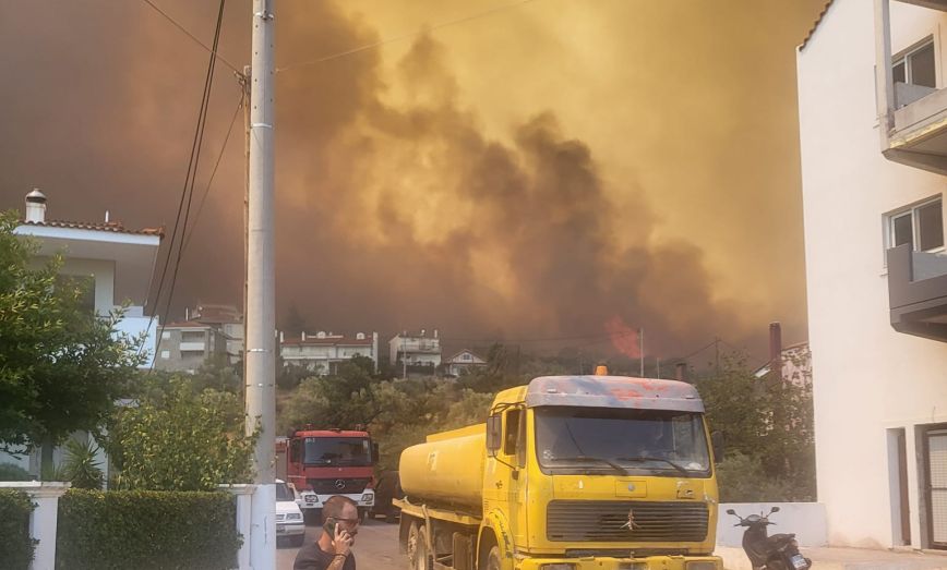Μεγάλη φωτιά στη Φυλή: Μήνυμα από το 112 για εκκένωση, ανησυχία για τις μοναχές στη Μονή Κλειστών &#8211; «Καίγονται σπίτια»