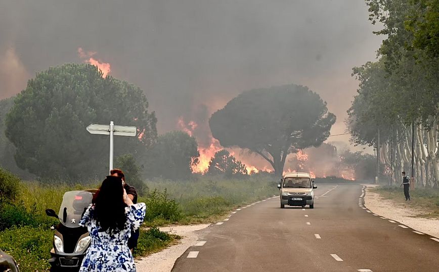 Πυρκαγιά στη νότια Γαλλία – Απομακρύνθηκαν εσπευσμένα χιλιάδες άνθρωποι από κατασκηνώσεις