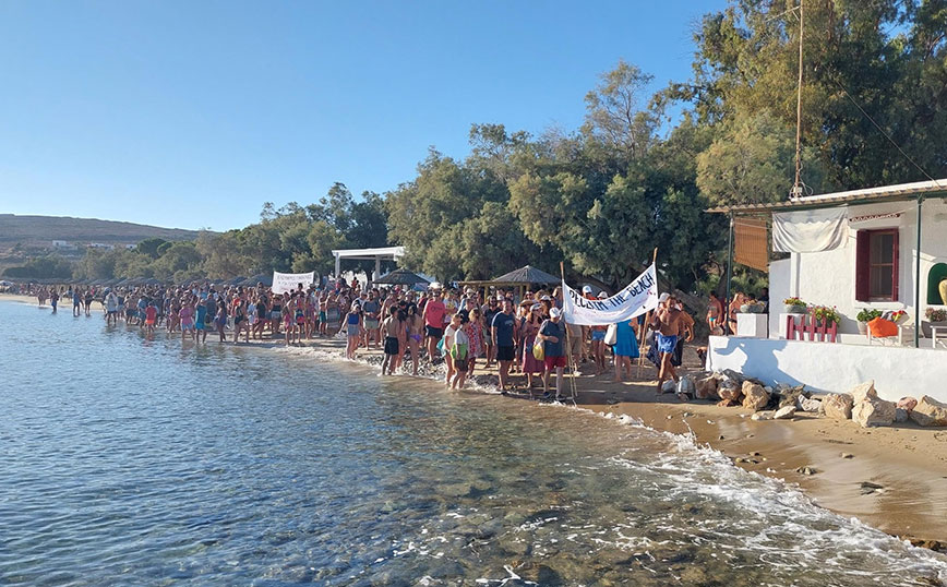 Daily Mail για «κίνημα της πετσέτας»: Οι Έλληνες εξεγείρονται γιατί δεν βρίσκουν ελεύθερο χώρο στις παραλίες