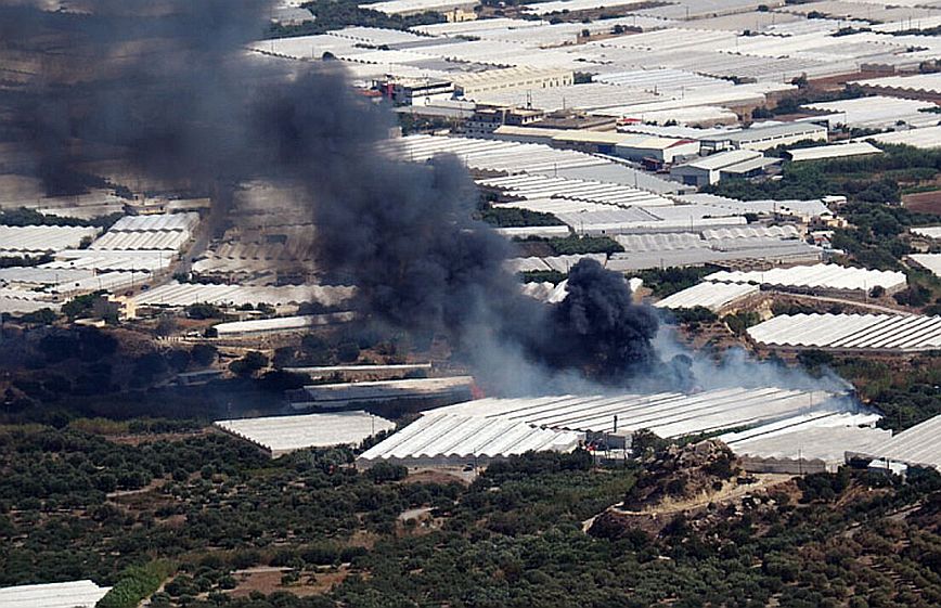 Φωτιά τώρα σε αγροτοδασική έκταση στην Ιεράπετρα &#8211; Καίγονται θερμοκήπια