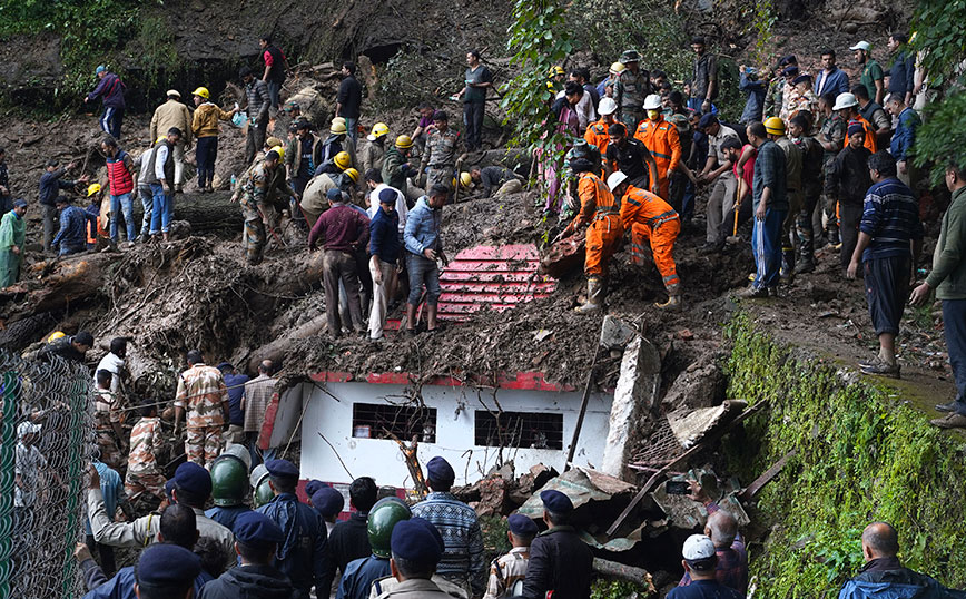 Στους 66 έφτασαν οι νεκροί στην Ινδία από τις καταστροφικές πλημμύρες εξαιτίας των μουσώνων
