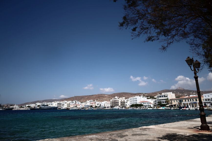 «Kάντε κάτι, ο γιος μου πνίγεται» – Οι δραματικές προσπάθειες να σωθεί ο 3χρονος που πνίγηκε από σταφύλι στην Τήνο