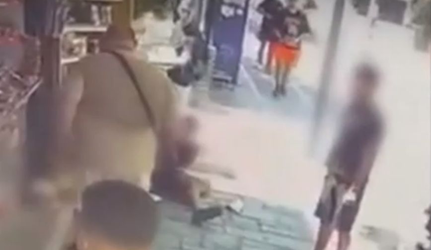 Εξοργιστικό περιστατικό στην Κατερίνη: Άνδρας σπρώχνει με δύναμη ανήλικο και τον πετάει σε ράφια περιπτέρου