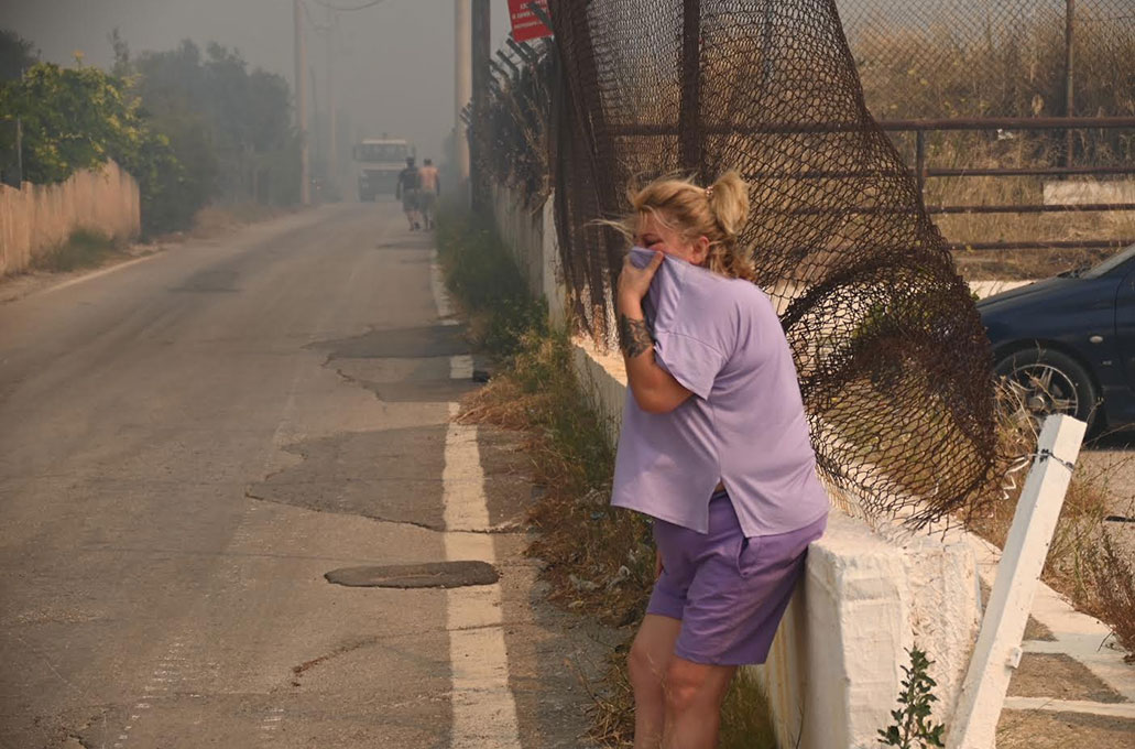 Απελπισία μπροστά στον πύρινο εφιάλτη στην Αττική – Κάτοικοι εγκαταλείπουν τα σπίτια τους