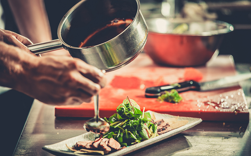 Σεφ ετοιμάζει φαγητό με κρέας Σεφ ετοιμάζει φαγητό με κρέας