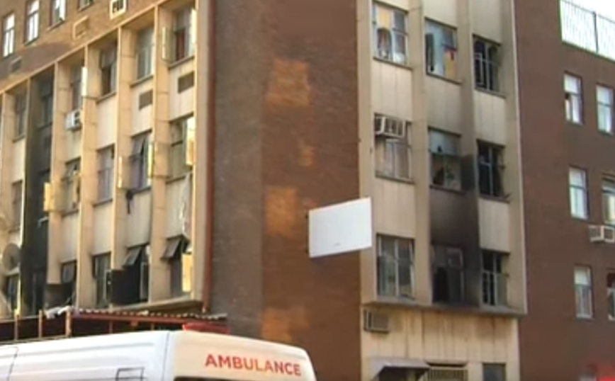Τραγωδία στο Γιοχάνεσμπουργκ: Τουλάχιστον 63 νεκροί από πυρκαγιά που ξέσπασε σε πενταώροφο κτίριο