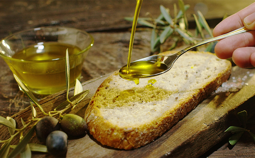 Φόβοι ότι ξεμένουμε από ελαιόλαδο, η τιμή του σπάει κάθε ρεκόρ – Τι συμβαίνει με την παραγωγή