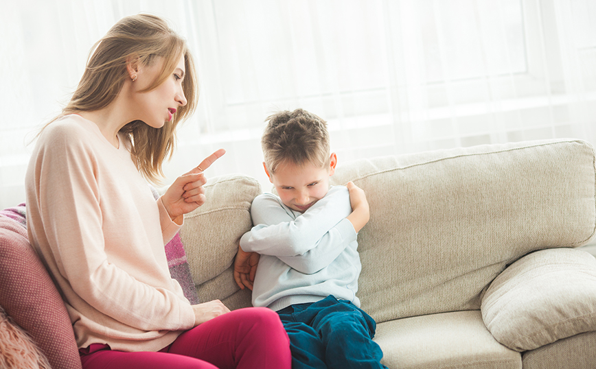 Μητέρα μαλώνει το παιδί της