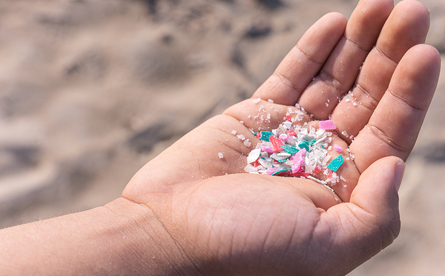 Η Κομισιόν περιορίζει τα μικροπλαστικά: Θα αποτραπεί η απελευθέρωση μισού εκατομμυρίου τόνων στο περιβάλλον