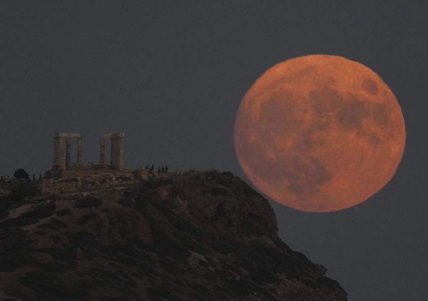 Από το Σούνιο μέχρι τη Μόσχα και το Μοντεβιδέο – Μαγευτικές εικόνες από το «μπλε φεγγάρι»