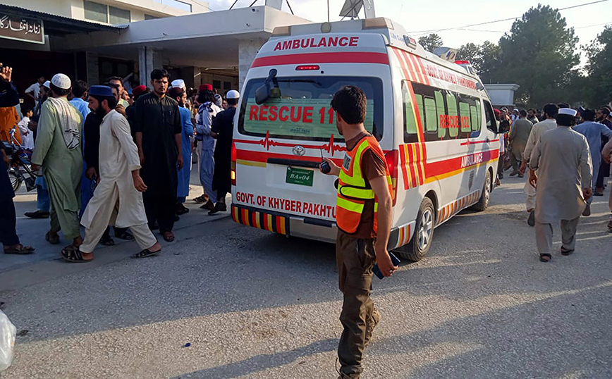 Τουλάχιστον 4 νεκροί και 18 τραυματίες από τη σύγκρουση λεωφορείου με φορτηγό στο Καράτσι