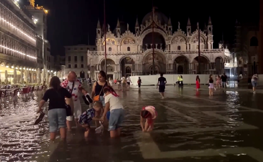 Παλίρροια στη Βενετία πλημμύρησε την πλατεία του Αγίου Μάρκου &#8211; Το νερό έφτασε το ένα μέτρο