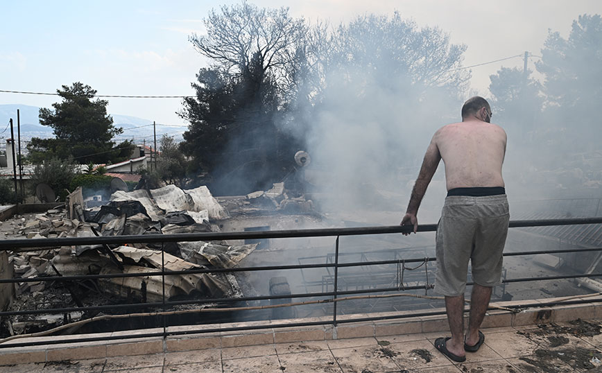 Σε απόσταση 100 με 200 μέτρα η φωτιά από τη λεωφόρο Πάρνηθος – Ποιοι δρόμοι έχουν κλείσει