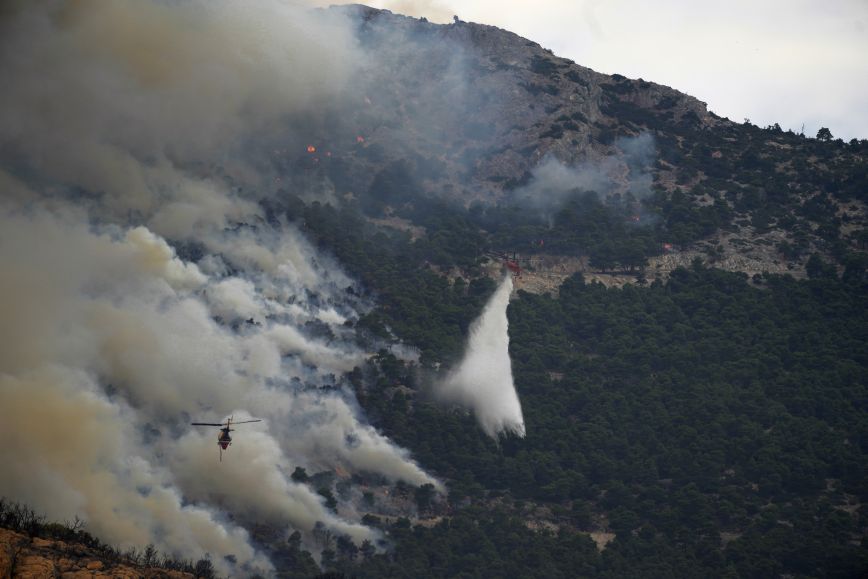 Μάχη με τις αναζωπυρώσεις στην Πάρνηθα &#8211; Ανησυχία για τους Θρακομακεδόνες και τον Εθνικό Δρυμό