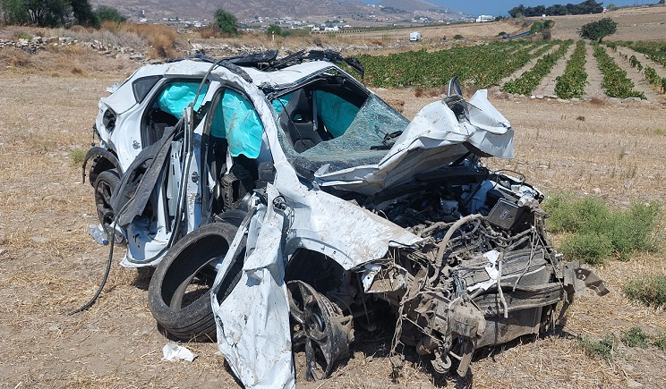 «Τρελή» πορεία αυτοκινήτου στην Πάρο με πολλαπλές συγκρούσεις μέχρι τη τελική διάλυσή του